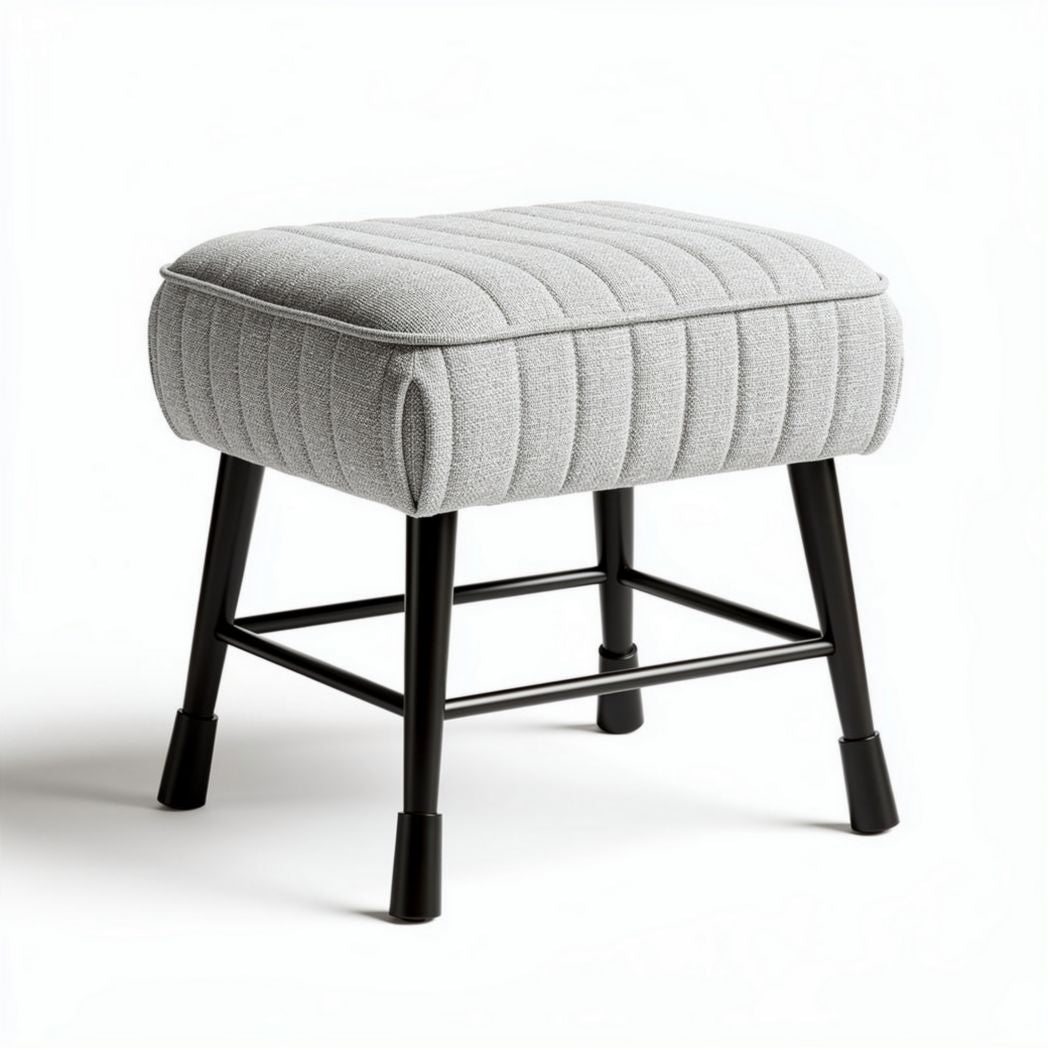 Pouf en tissu gris avec pieds en métal noir dimensions 45 x 45 x 40cm